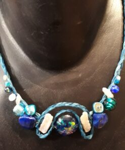 Collier raphia bleu fond marin