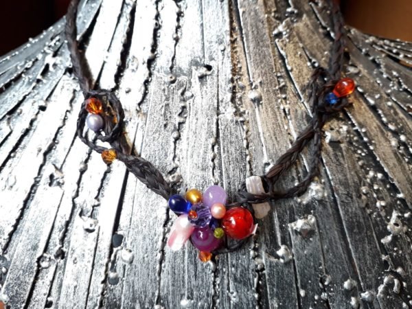 Collier raphia verre et perle rouge