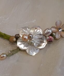 collier raphia verte avec fleur nacre et perle de rivière