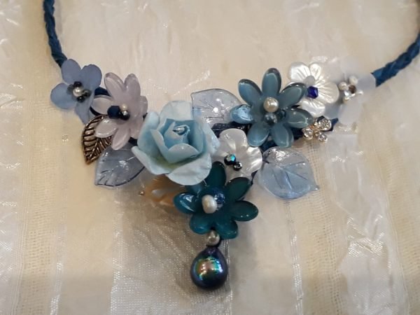 Collier raphia bouquet fleuri