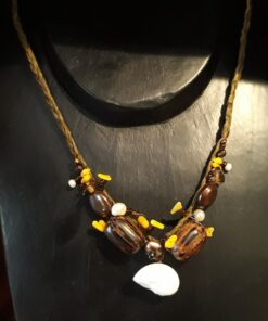 Collier raphia bois graine et coquillage