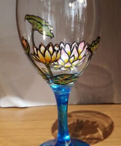 verre à vin peint à la main motif nénuphars