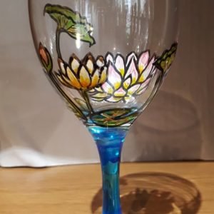 verre à vin peint à la main motif nénuphars